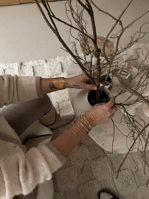 Osoba układająca kompozycję w wazonie