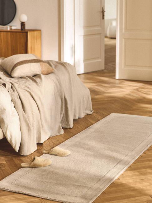 Chdonik pod łóżkiem w jasnej sypialni