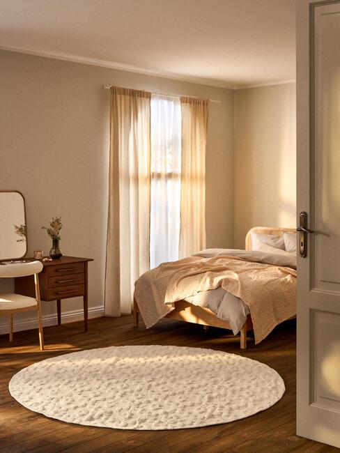 Okrągły dywan w sypialni