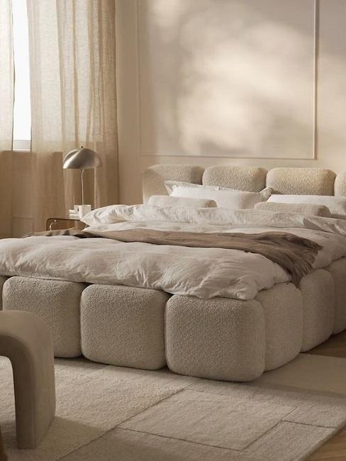 Łóżko bouckle Tayla w kolorze beżowem i beżowy dywan