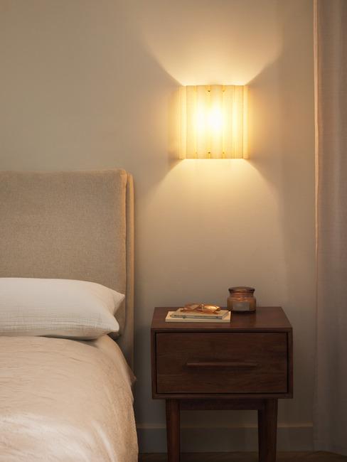 Falowany kinkiet w sypialni