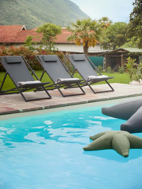 Leżaki przy basanie