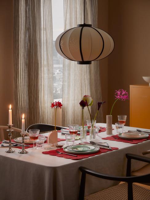 Nakryty stół z kwiatami i świecami