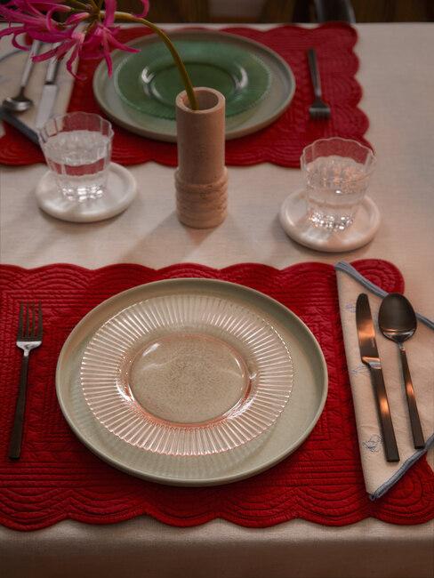 Stół nakryty szklaną i kolorową zastawą