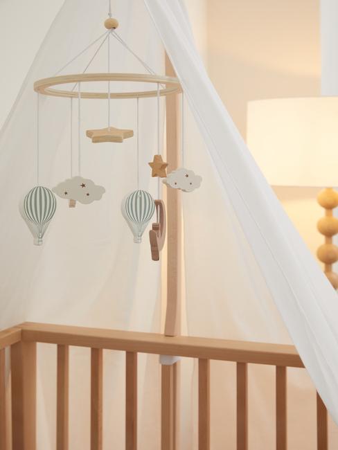 Drewniana karuzela nad łóżeczkiem