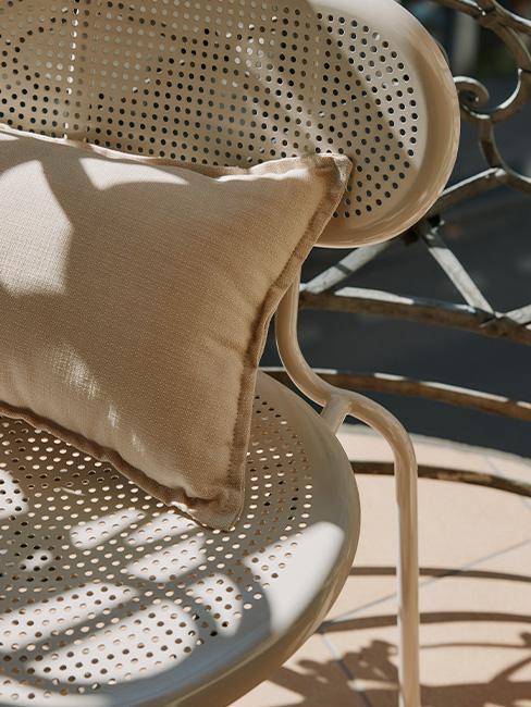 białe meble kumi na balkonie