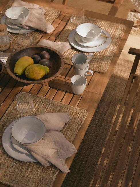 Nakryty stół w stylu boho