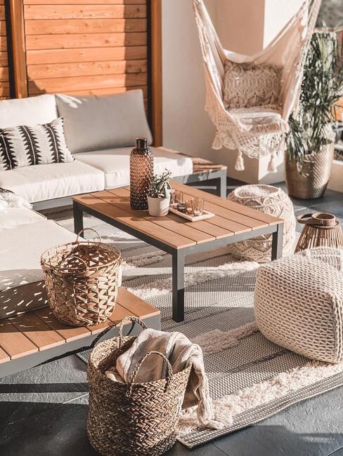 Taras boho z dywanem i pufami