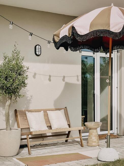 Taras w stylu boho z parasolem