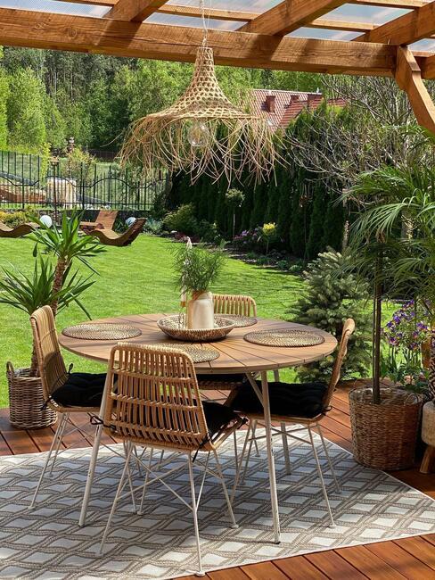Taras ze stołem w stylu boho