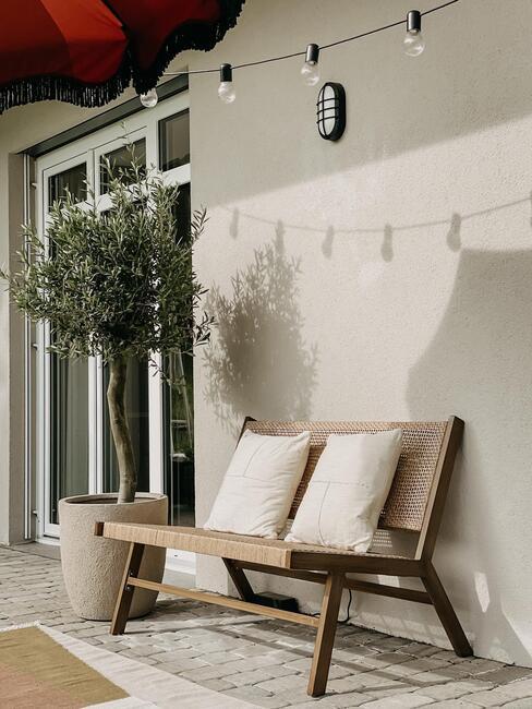 Taras z ławką zewnętrzną w stylu boho