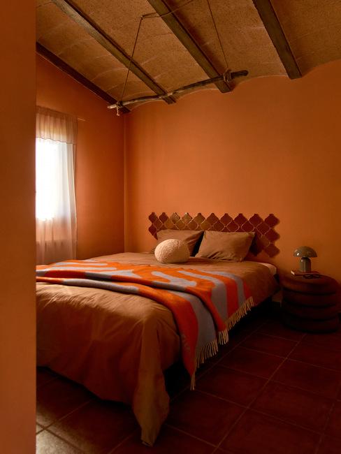 Sypialnia w ciepłych kolorach w hiszpańskim domu