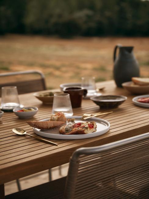 Stół zewnętrzny na hiszpańskim tarasie