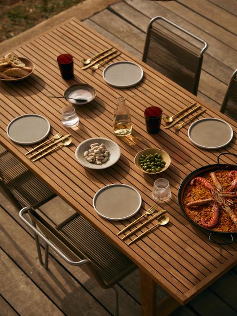 Stół z paellą na tarasie w Hiszpani