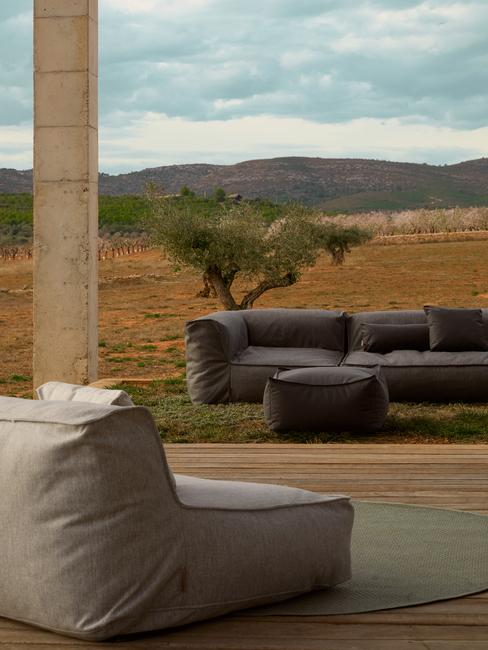 Taras w hiszpani z zewnętrznymi meblami