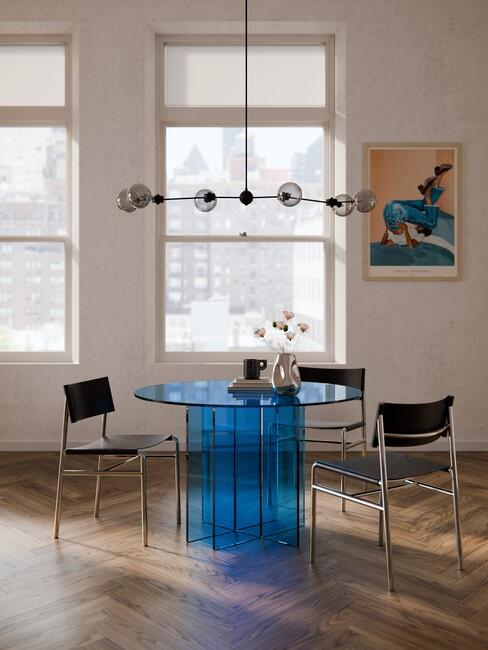 Jadalnia w stylu eklektycznym z niebieskim stołem plexi