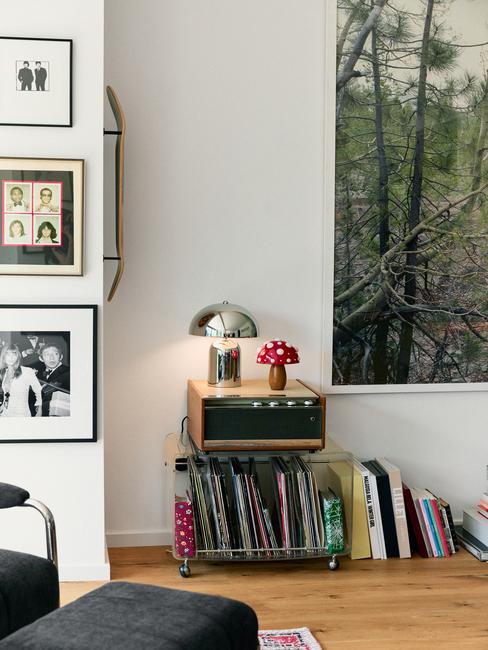 Kącik do słuchania muzyki w salonie w stylu eklektycznym