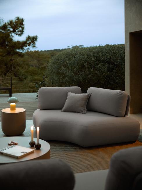 Meble wypoczynkowe na tarasie