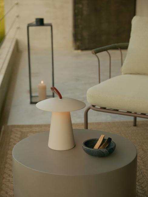 Przenośna lampka na stoliku na tarasie