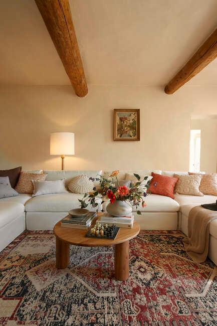 Rustykalny salon z belkowanym sufitem