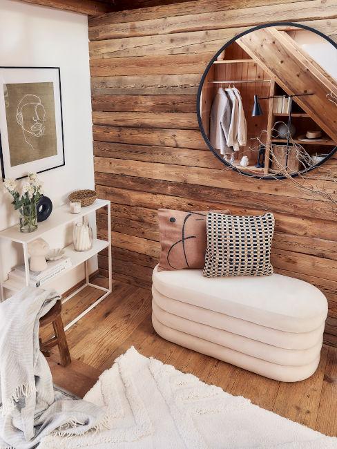 Drewniana ściana w przedpokoju