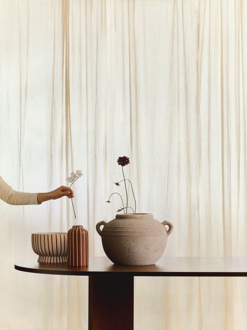 Wazony dekoracyjne z minimalistyczą kompozycją