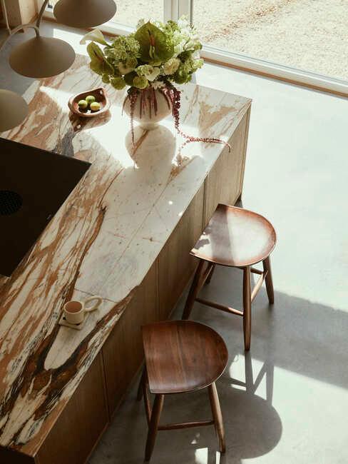 Marmurowa wyspa w kuchni