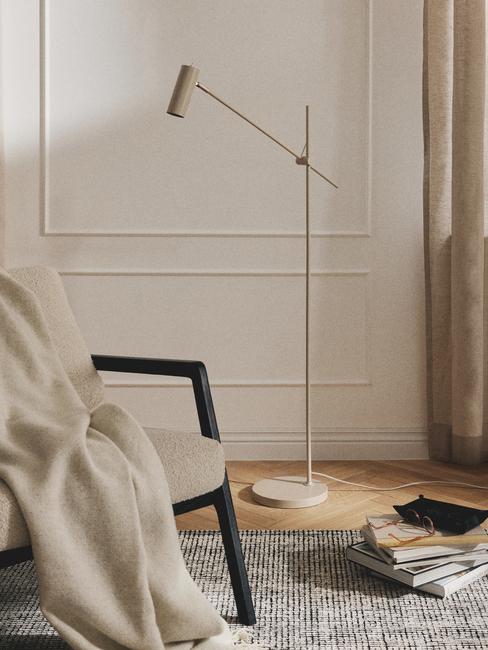 Lampa podłogowa w kąciku do czytania