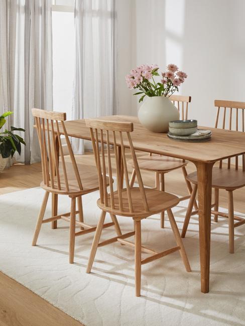Drewniane meble w jadalni w stylu skandynawskim
