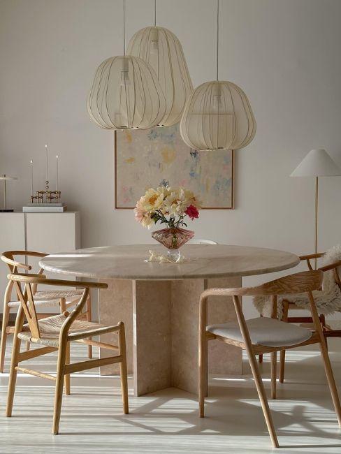 Stół i lampy wiszące w jadalni w stylu skandynawskim