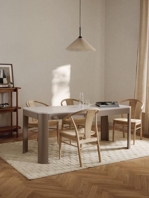 lampa nad stołem w jadalni