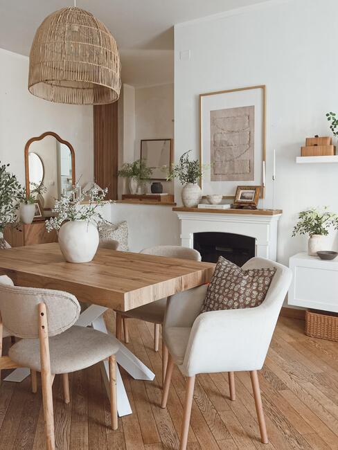 jadalnia w salonie z kominkiem