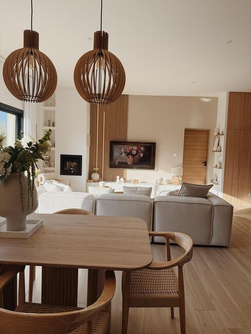 salon z jadalnią i dużą sofą