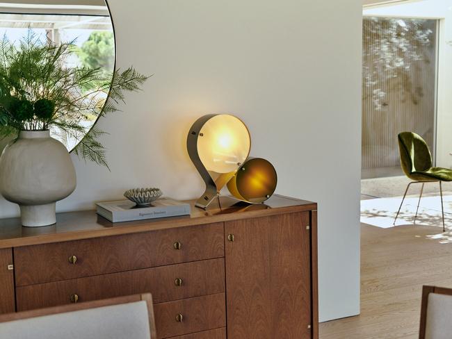 Nowoczesna lampka Gubi