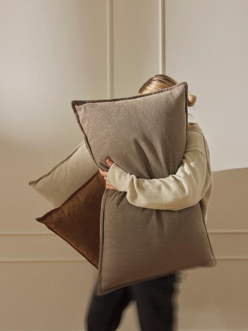 Poduszki w kolorach ziemii