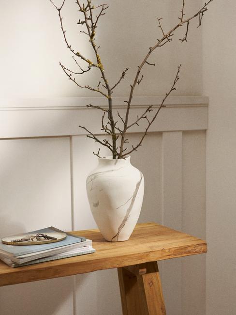 Wazon Latona z gałązkami na drewnianej ławce