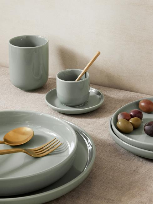 Szaro-niebieska zastawa stołowa