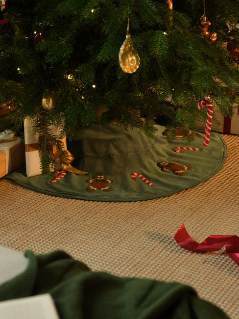 Ozdoba pod choinkę w pierniczkowy wzór