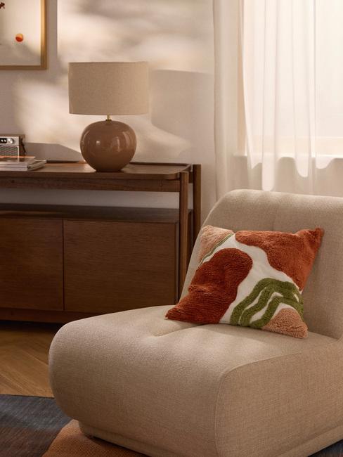 Dekokracyna poduszka na fotelu