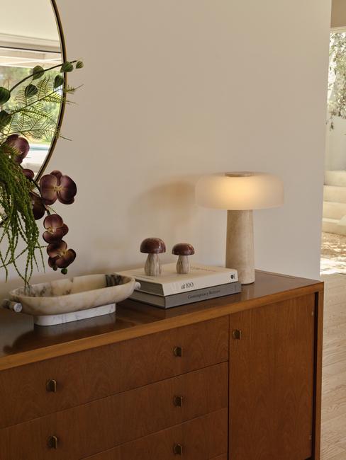 jesienne dekoracje na komodzie