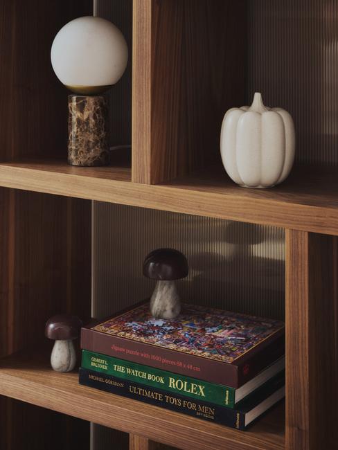 Nowoczesna jesienna dekoracja na komodzie