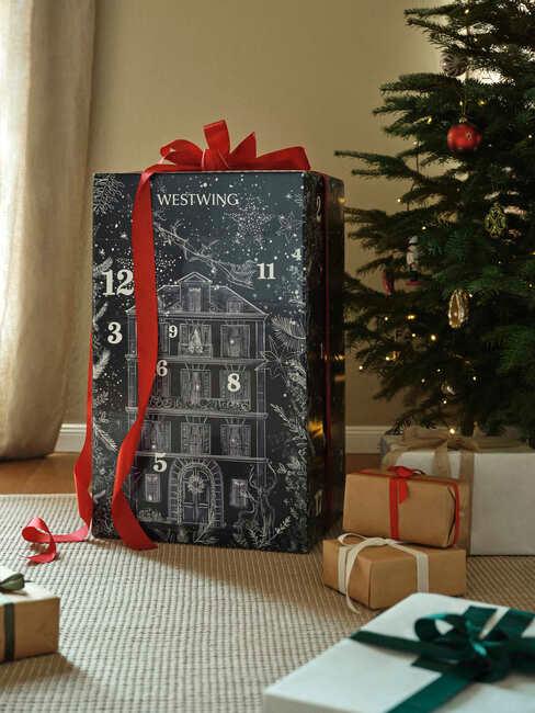 Kalendarz Adwentowy Westwing pod choinką