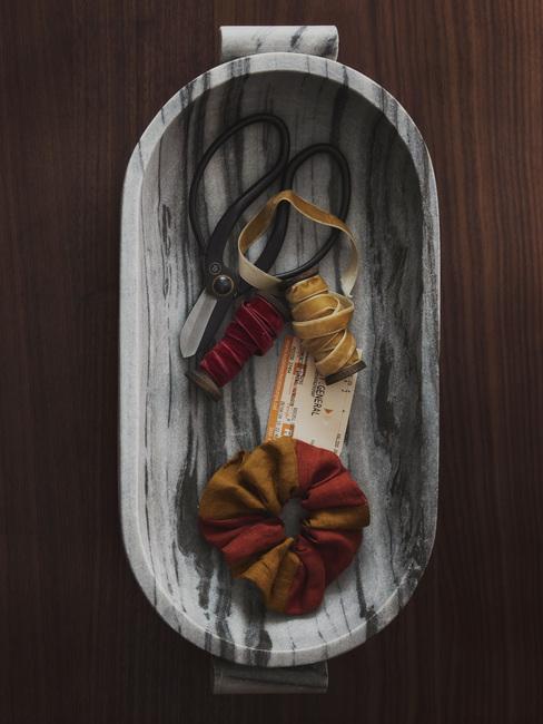 Wstążki i nożyczki na marmurowej tacy