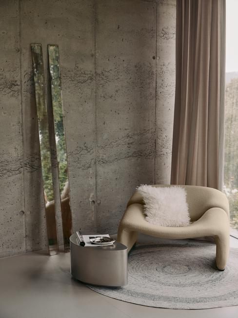 betonowa ściana w salonie w stylu industrialnym