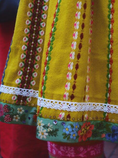 Šaty s folklórnym motívom