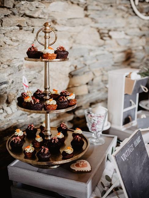 Vintage dekorácia a cupcakes na svadbe