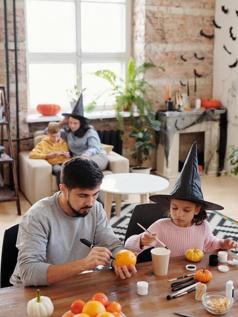 Vyrezávanie halloween tekvice s deťmi