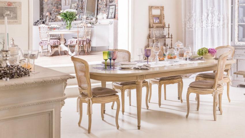 dřevěný jídelní stůl shabby chic