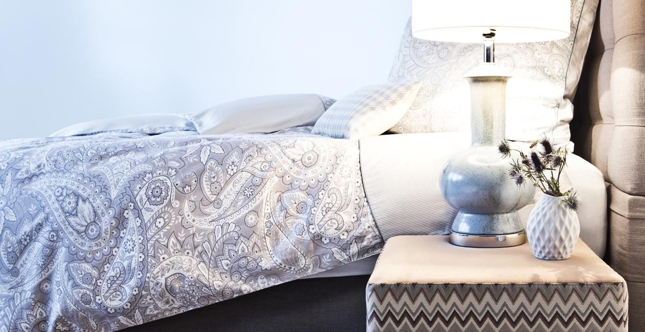 stylová šedá postel boxspring