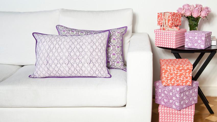 Sofa weiß mit Kissen